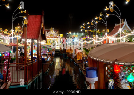 Dubai,UAE 11. 06. 2018 : theme park à Global Village (Dubailand), 1,6 million de m2 d'un parc qui est le plus grand parc à thème extrême-orient gate dans la nuit Banque D'Images