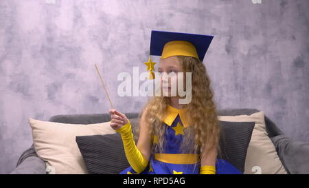 Les universitaires à l'astronome magique avec Magic wand montre sur quelque chose en copyspace Banque D'Images