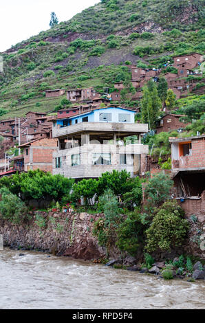 Maison traditionnelle sur le bord de la rivière Urubamba à Pisac - Cuzco. Banque D'Images