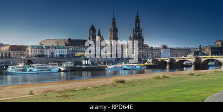 Paysage urbain d'Elbe à Dresde et Augustus Pont, Dresde, Saxe, Allemagne Banque D'Images