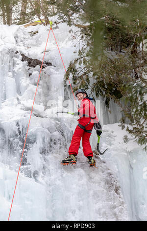 Munising, Michigan - Un garçon monte dans un mur de glace au cours de l'assemblée annuelle de glace : le Michigan. Les participants ont grimpé dans des formations de glace Pictured Rocks Nation Banque D'Images