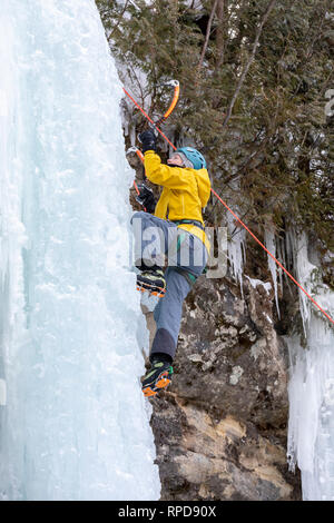 Munising, Michigan - Les participants à l'assemblée dans le Michigan de glace : Glace montée en formations de Pictured Rocks National Lakeshore. Banque D'Images