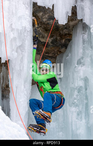 Munising, Michigan - Les participants à l'assemblée dans le Michigan de glace : Glace montée en formations de Pictured Rocks National Lakeshore. Banque D'Images