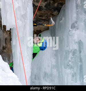 Munising, Michigan - Les participants à l'assemblée dans le Michigan de glace : Glace montée en formations de Pictured Rocks National Lakeshore. Banque D'Images