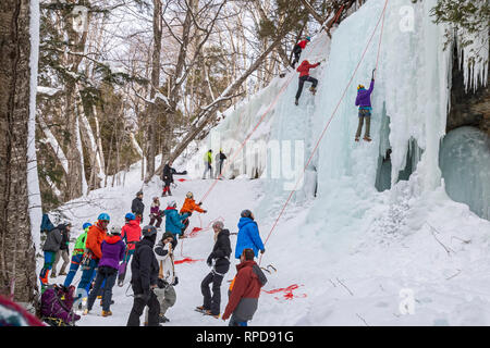 Munising, Michigan - Les participants à l'assemblée dans le Michigan de glace : Glace montée en formations de Pictured Rocks National Lakeshore. Banque D'Images