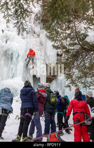 Munising, Michigan - Les participants à l'assemblée dans le Michigan de glace : Glace montée en formations de Pictured Rocks National Lakeshore. Banque D'Images