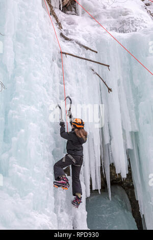 Munising, Michigan - Les participants à l'assemblée dans le Michigan de glace : Glace montée en formations de Pictured Rocks National Lakeshore. Banque D'Images