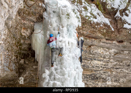 Munising, Michigan - Les participants à l'assemblée annuelle de glace : Michigan escalader une cascade de glace dans la région de Pictured Rocks National Lakeshore. Banque D'Images