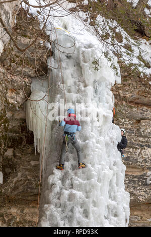 Munising, Michigan - Les participants à l'assemblée annuelle de glace : Michigan escalader une cascade de glace dans la région de Pictured Rocks National Lakeshore. Banque D'Images