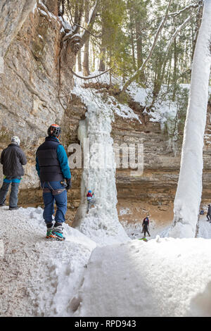 Munising, Michigan - Les participants à l'assemblée annuelle de glace : Michigan escalader une cascade de glace dans la région de Pictured Rocks National Lakeshore. Banque D'Images