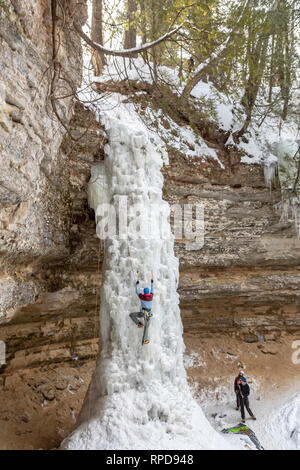 Munising, Michigan - Les participants à l'assemblée annuelle de glace : Michigan escalader une cascade de glace dans la région de Pictured Rocks National Lakeshore. Banque D'Images