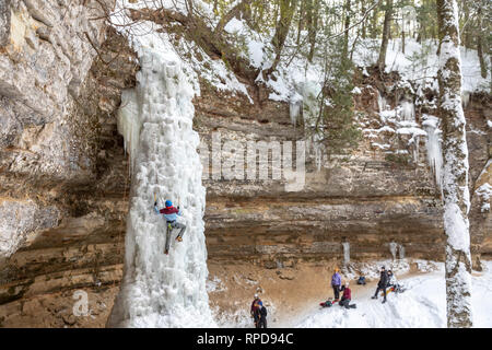 Munising, Michigan - Les participants à l'assemblée annuelle de glace : Michigan escalader une cascade de glace dans la région de Pictured Rocks National Lakeshore. Banque D'Images