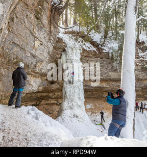 Munising, Michigan - Les participants à l'assemblée annuelle de glace : Michigan escalader une cascade de glace dans la région de Pictured Rocks National Lakeshore. Banque D'Images