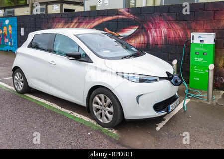 La voiture électrique d'être facturés à une voiture électrique point de recharge bantry West Cork Irlande Banque D'Images