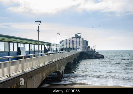 Une vue en regardant la fin de la jetée de Bournemouth sur un matin de février Banque D'Images