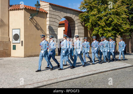 Prague, République tchèque - 16 septembre 2012 : des hommes en uniforme militaire bleu marcher à l'extérieur du Château de Prague (Pražský hrad) sur une chaude journée d'été Banque D'Images