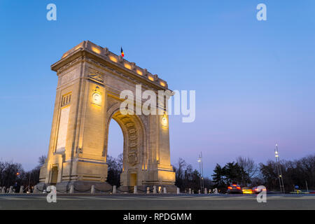 L'angle faible de l'Arc de Triomphe (Arcul de Triumf) à Bucarest, Roumanie, au coucher du soleil / blue hour. Avec une hauteur de 27 mètres, cet arc a été inauguré le Banque D'Images