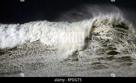 Vue détaillée d'une belle grosse vague s'écraser dans un jour de tempête Banque D'Images