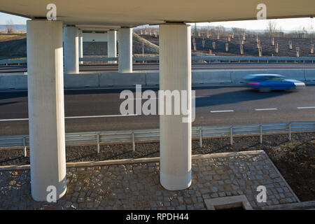 Un nouveau pont de l'autoroute. Postoloprty Ville. République tchèque. Banque D'Images