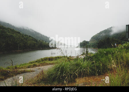 Vue du réservoir d'eau pour le barrage hydroélectrique situé en Malaisie. La végétation luxuriante,nuageux Foggy Mountain et mur de barrage dans l'arrière-plan - image. Banque D'Images