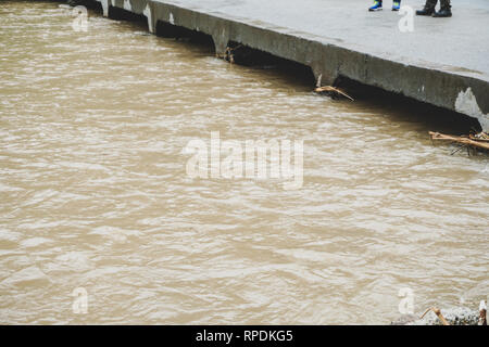 Vue sur la rivière coule sous un pont en béton - image Banque D'Images