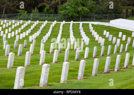 HOT SPRINGS, SOUTH DAKOTA - 8 juin 2014 : rangées de pierres tombales en marbre entouré d'herbe verte dans une section pour les soldats de la guerre civile Hot Springs Banque D'Images