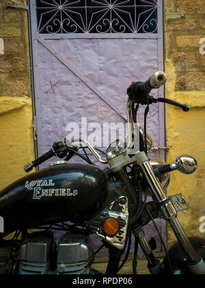 Close-up de la moto garée devant de porte fermée, fort de Jaisalmer, Jaisalmer, Rajasthan, India Banque D'Images