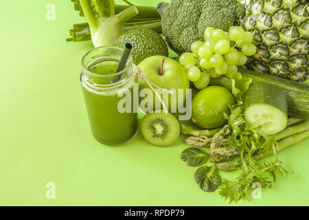 Green smoothie santé fruits et légumes, feuilles de chou, citron vert, pomme, raisin, kiwi, banane, avocat, ananas salade salat. Copier l'espace. Vegan, matières premières Banque D'Images