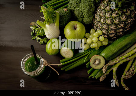 Green smoothie santé fruits et légumes, feuilles de chou, citron vert, pomme, raisin, kiwi, banane, avocat, ananas salade salat. Copier l'espace. Vegan, matières premières Banque D'Images