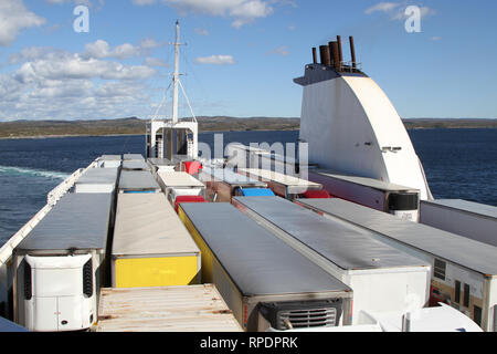 Les camions de transport, attendant d'être en bateau ferry de hangar Banque D'Images