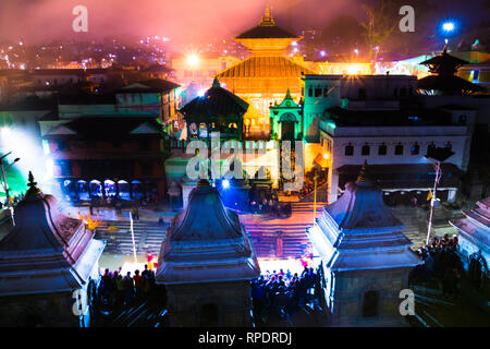 Pashupatinath temple hindou à la lumière la nuit, temples et sanctuaires votifs dans une rangée au temple de Pashupatinath Kathmandou au Népal. Banque D'Images