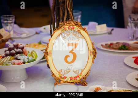 Table de mariage de luxe avec fleurs et arbres. Fond doré. Banque D'Images