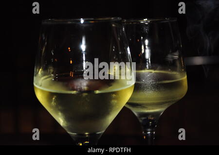 Deux verres de vin blanc Banque D'Images
