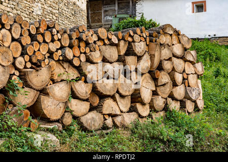Le Gostusa village, maisons qui sont faites de roches, de bois et de boue, et les toits sont recouverts de pierres plates. Les huttes qui sont couverts avec des plantes Banque D'Images