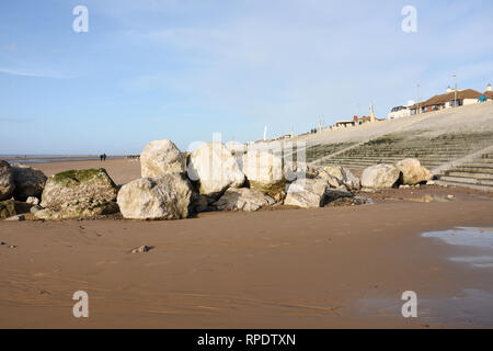 Armure de roche et révetation en béton à l'arrière-plan sur la plage de cleveleys à marée basse, dans le cadre du projet de défense côtière dans le lancashire royaume-uni Banque D'Images