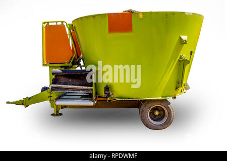 Òrailer du tracteur pour le mélange et la distribution de nourriture pour les vaches. Vue latérale d'une machine agricole. L'équipement pour une ferme laitière. Le caractère isolé de l'image. Banque D'Images