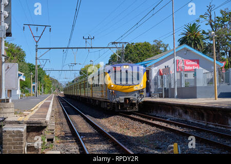 Metrorail train arrive à la gare de Kenilworth, dans la banlieue sud de Cape Town, Afrique du Sud Banque D'Images