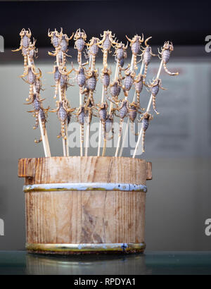 La cuisine exotique et les aliments locaux au Road. Wangfujin Scorpions frits dans le marché de nuit de Wangfujing de Pékin, Chine Banque D'Images