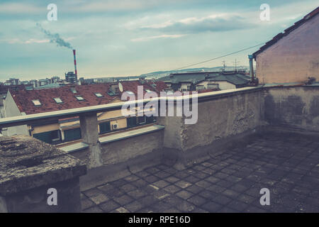 Vue sur la ville de Belgrade de l'ancien balcon. Centrale thermique contre ciel nuageux. Concept de la pollution de la ville. Banque D'Images