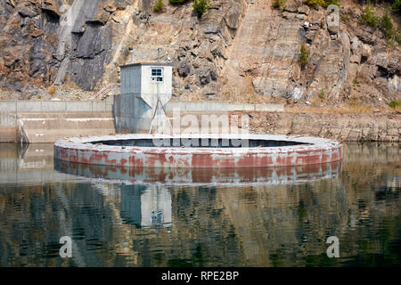 Tube de trop-plein au Barrage de Hungry Horse au Montana Banque D'Images