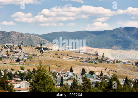 Headframes sur fond des mines parsèment le paysage près de la mine à ciel ouvert de Berkeley à Butte, Montana Banque D'Images