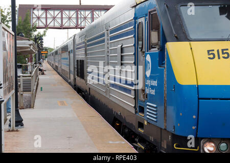 Bay Shore, NY, USA - 29 juin 2017 : une double decker Long Island Railroad train arrive à la station côtière de la baie en direction est. Banque D'Images