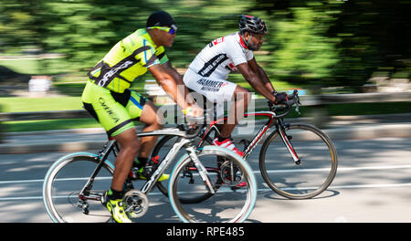 La ville de New York, USA - 15 août 2018 : deux hommes africains-américains sont la formation sur la voie des vélos de course dans Central Park à new york. Banque D'Images