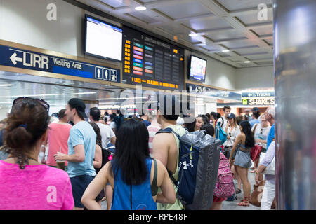 La ville de New York, USA - 2 juillet 2017 : Les passagers en attente de la piste leur train sera sur d'être annoncé à la Long Island Railroad terminal dans Penn Banque D'Images