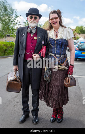 Punk à vapeur d'âge mûr - hommes et femmes vêtus de vêtements punk à vapeur pris à Frome, Somerset, Royaume-Uni le 30 mai 2015 Banque D'Images