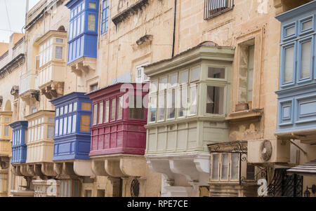 Façade de maison avec des anciens, et drôles de balcon sur la rue de la République à La Valette, Malte. Banque D'Images