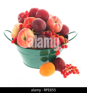 Seau vert avec des fruits isolated over white background Banque D'Images