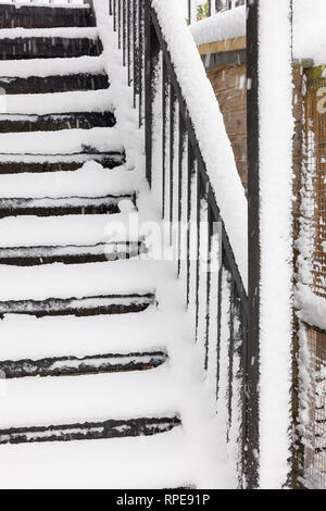 Escalier en bois extérieur exposé aux chutes de neige d'hiver accès rendu jusqu'à ce dangereux effacée Banque D'Images