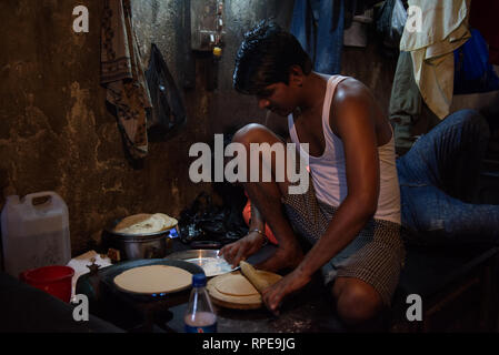 Faire de la Traditionnelle aliment chapati est un art intemporel ici vu des collègues cuit dans Dhobi Ghat, Mumbai Banque D'Images