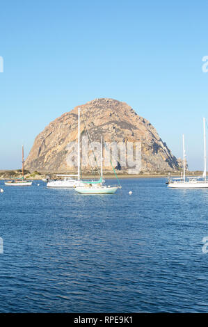 Morro Rock, un bouchon volcanique composé de roche dacite et datant de l'Oligocène, Morro Bay, Californie, USA Banque D'Images